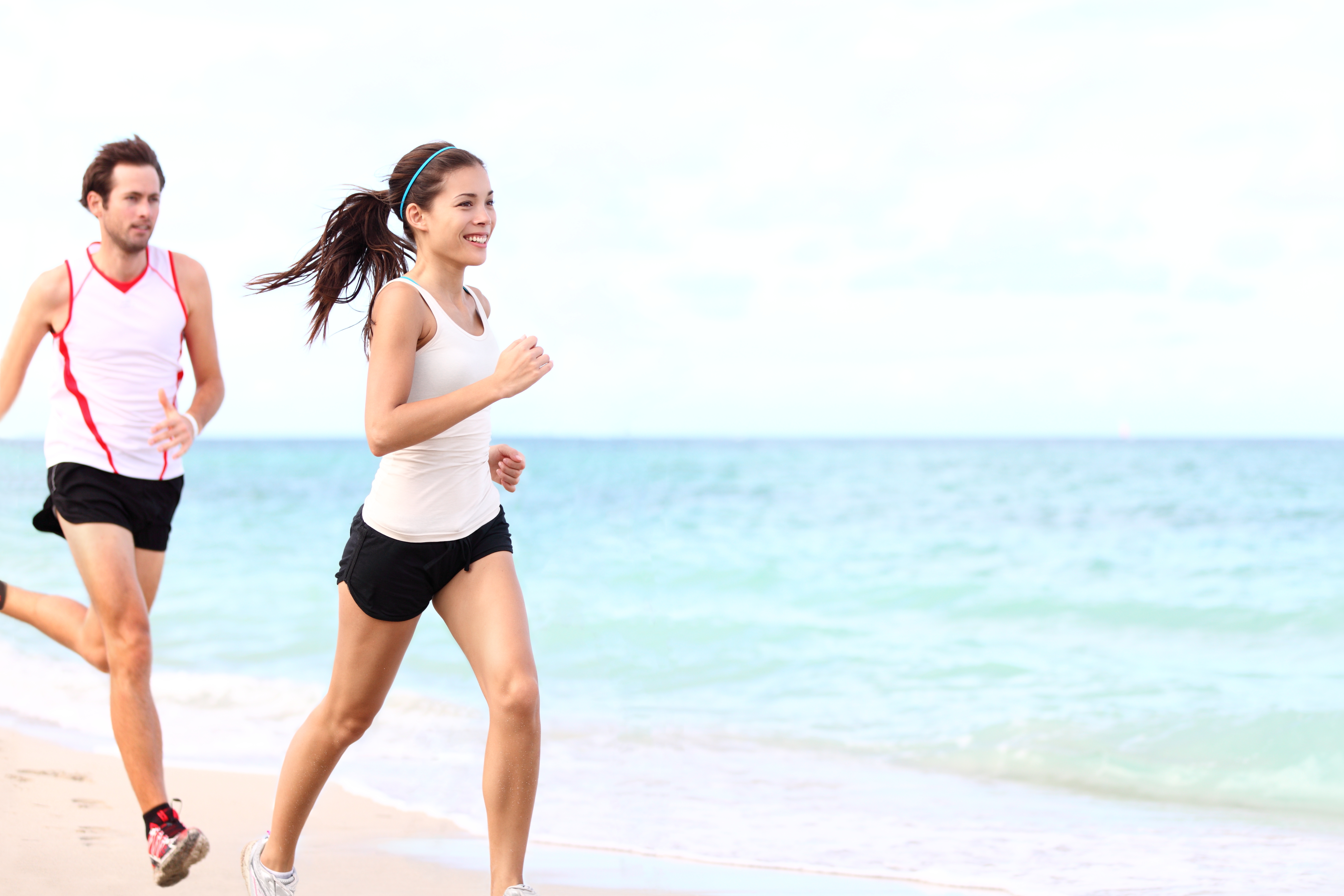Exercise choice. Мужчина и женщина бегут. Спортивные люди на пляже. Молодые люди бегут. Бег пара.